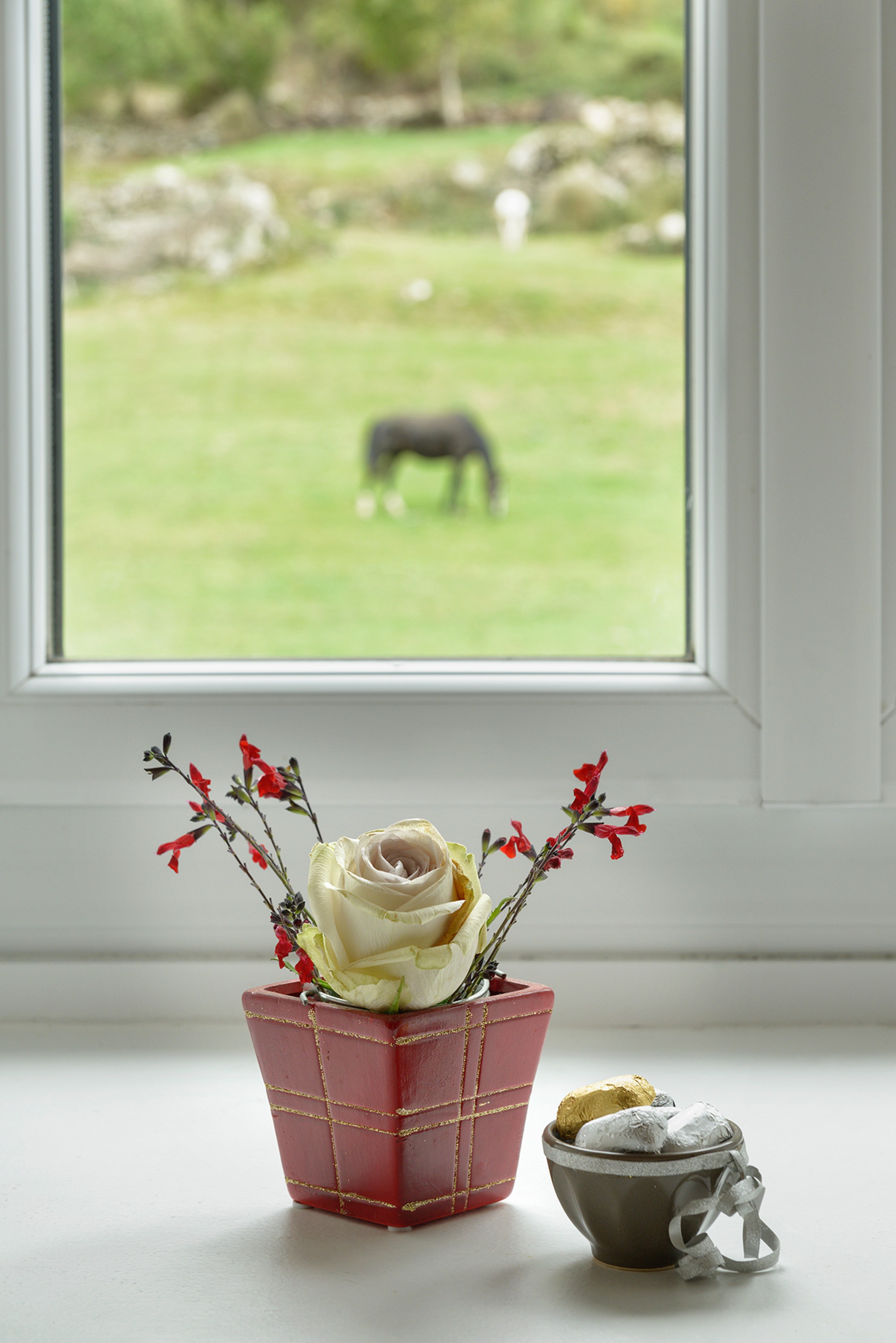 Detail deco fleur et cheval flou