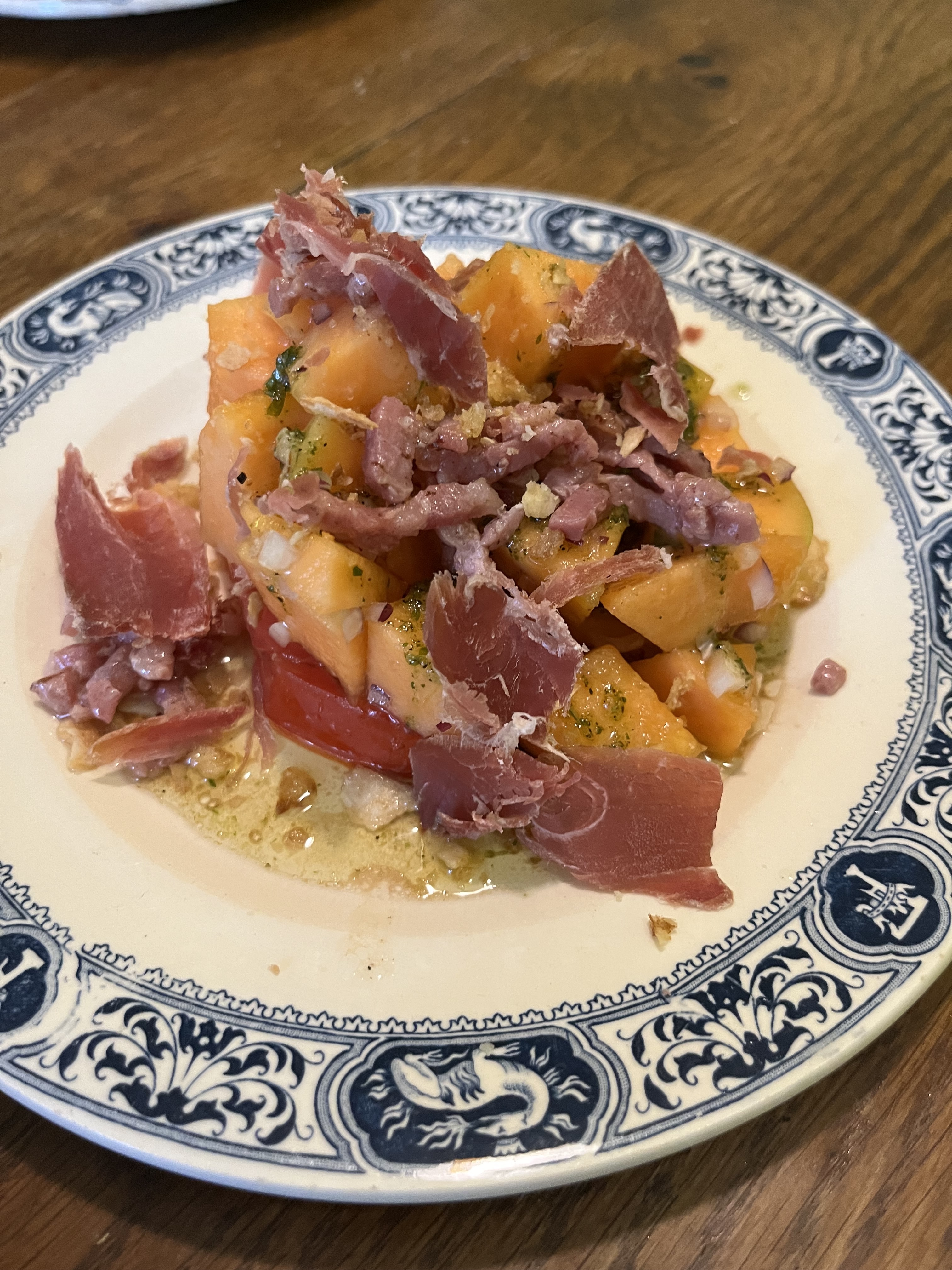 Salade de melon et tomates copeaux de jambon cru et lardons