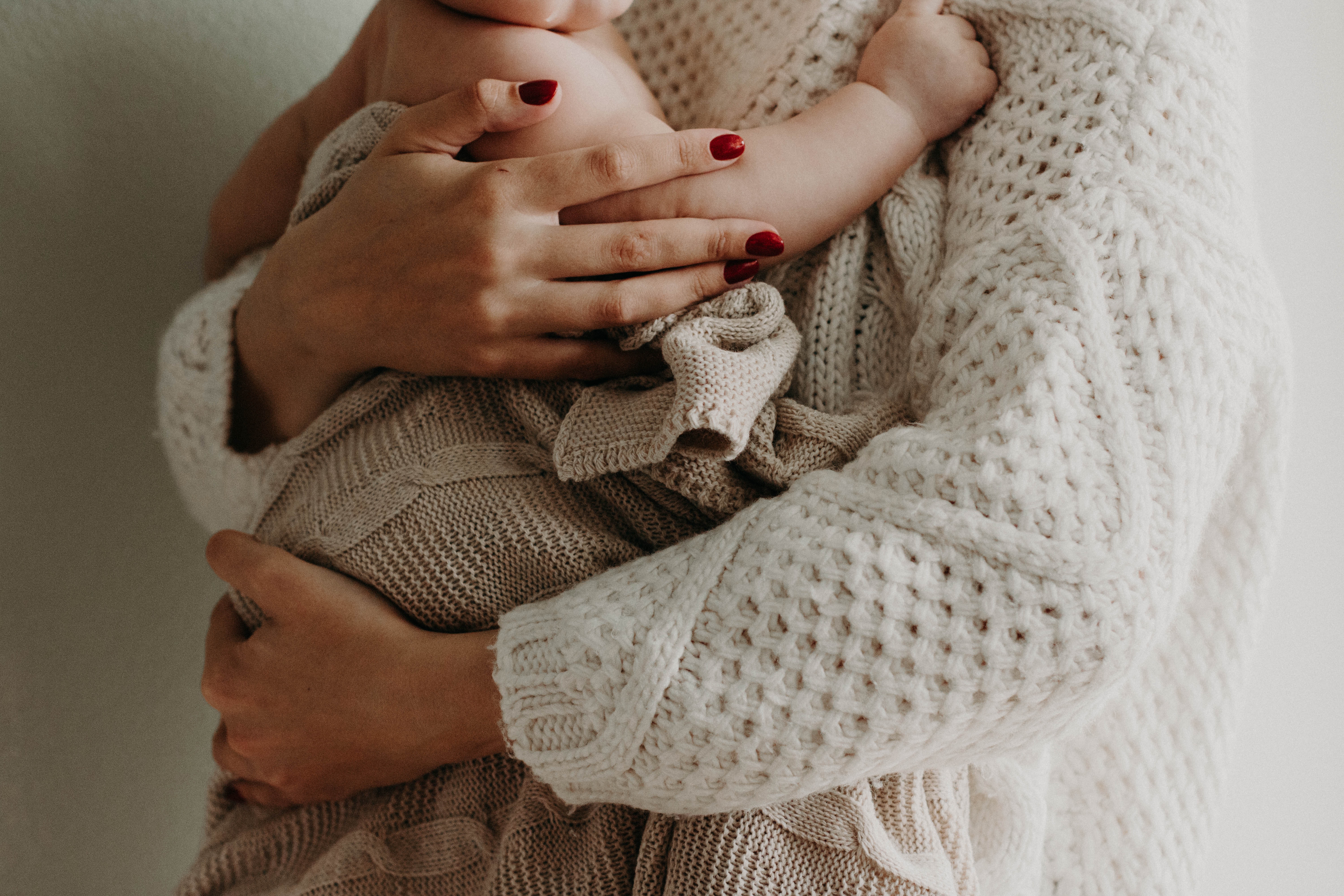 Porter bébé verticalement ou horizontalement et pourquoi?