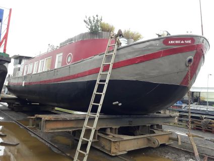 la péniche Arche de Noé en cale sèche au chantier naval