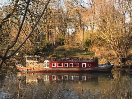 La péniche Arche de Noé en automne