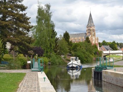 Passage d'une péniche à l'écluse de Pont-Rémy.