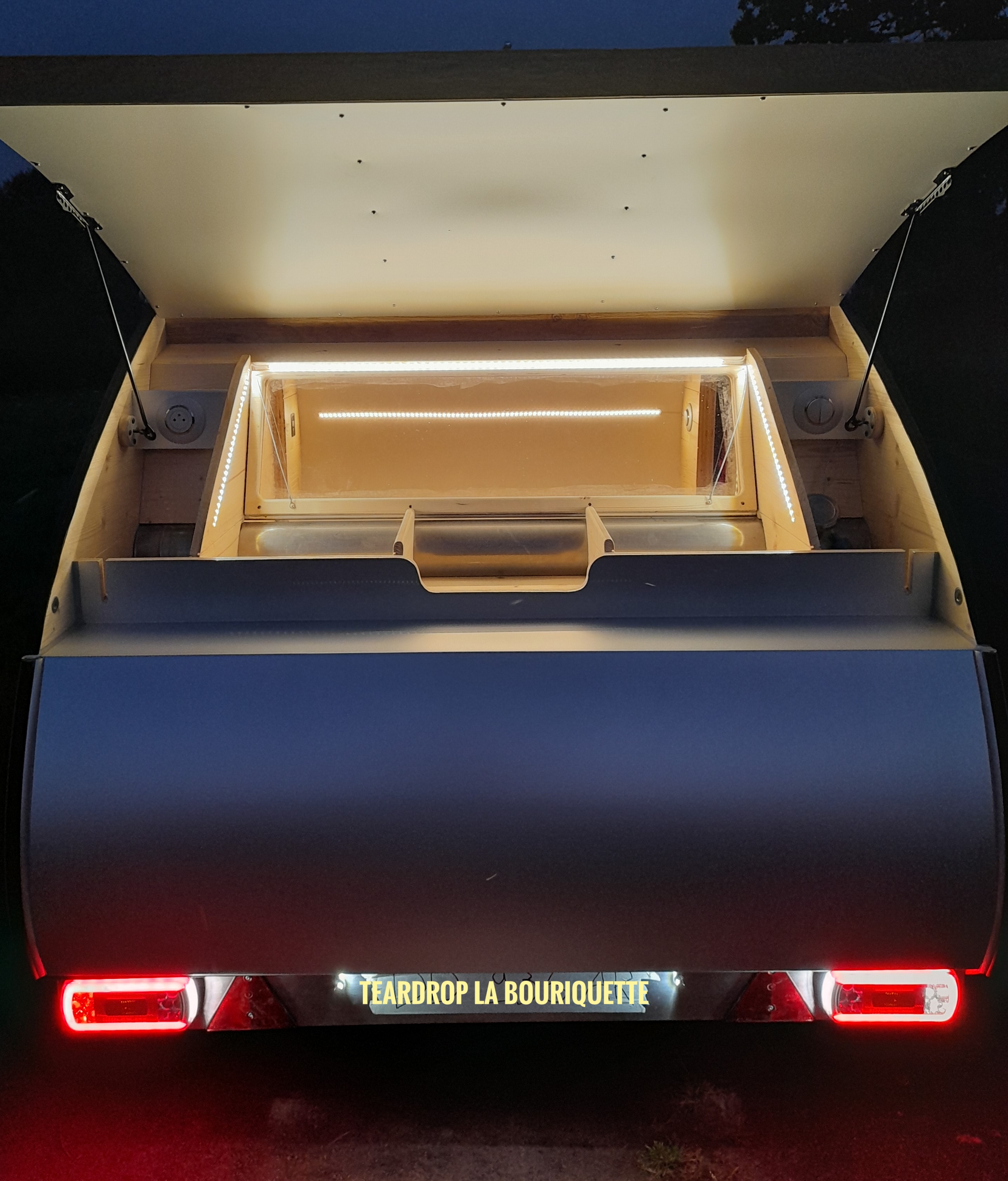 Mini Caravane Bois
Teardrop Trailer
Nuit
Leds