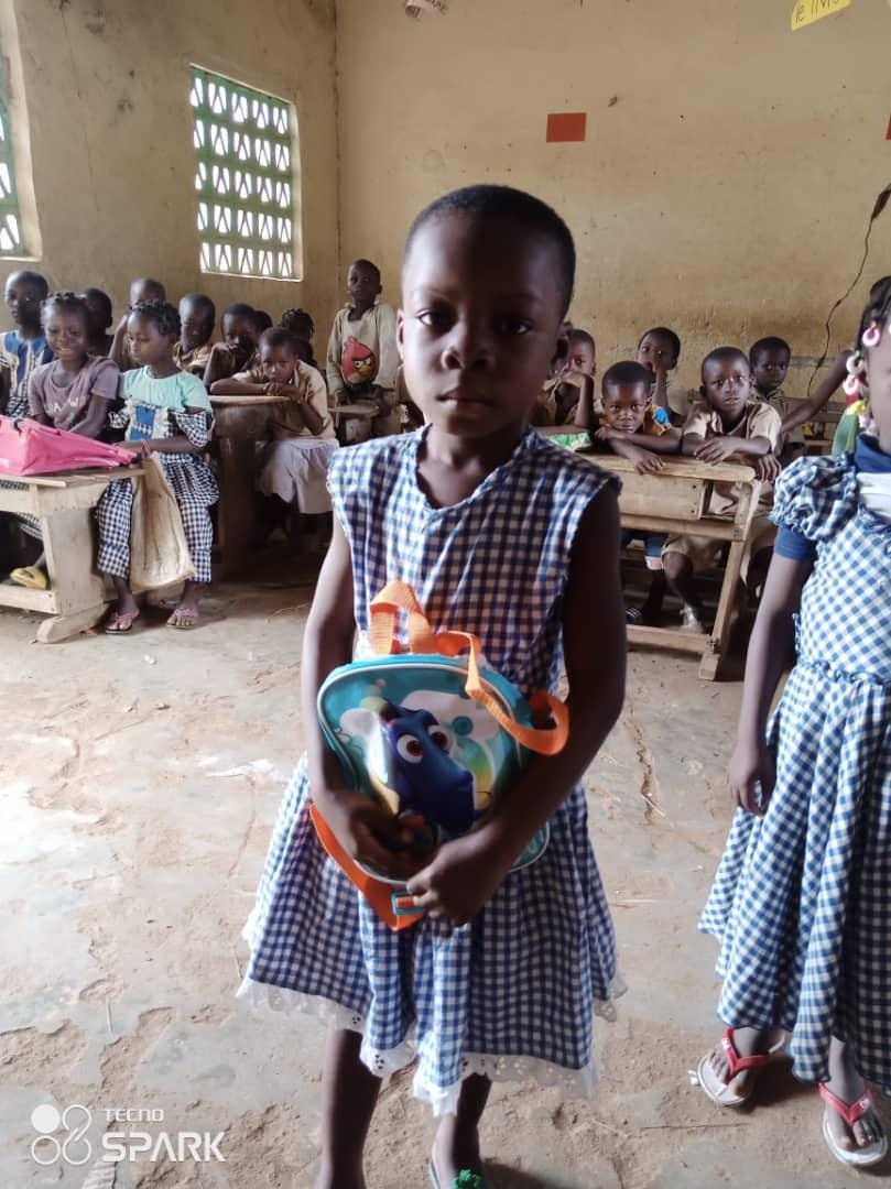 Village-de-Valoua-enfants-avec-cartables-1
