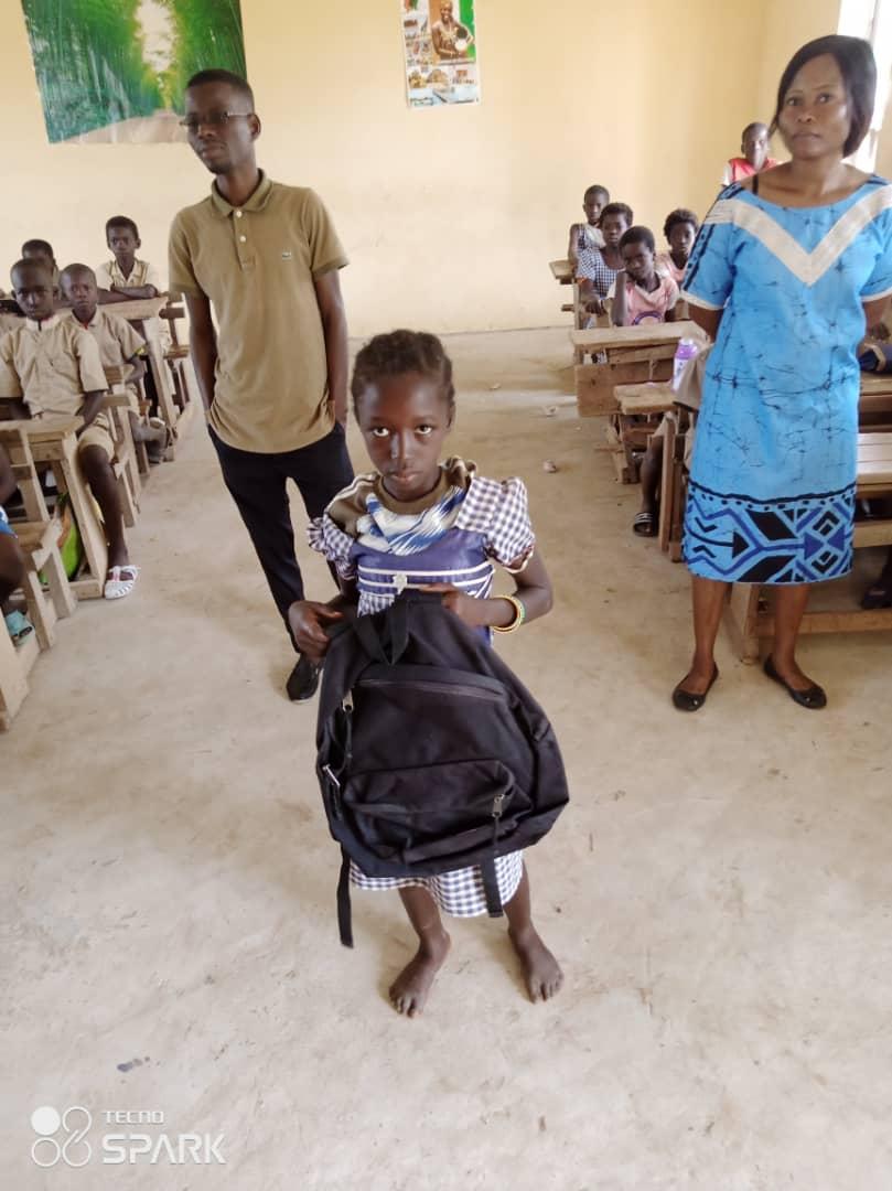 Village-de-Valoua-enfants-avec-cartable-4