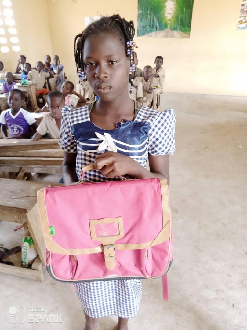 Village-de-Valoua-enfants-avec-cartable-5