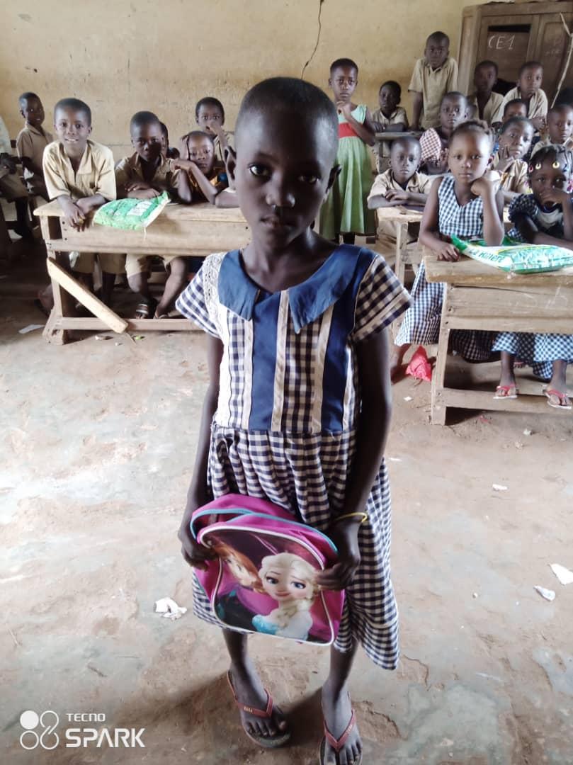 Village-de-Valoua-enfants-avec-cartable-6