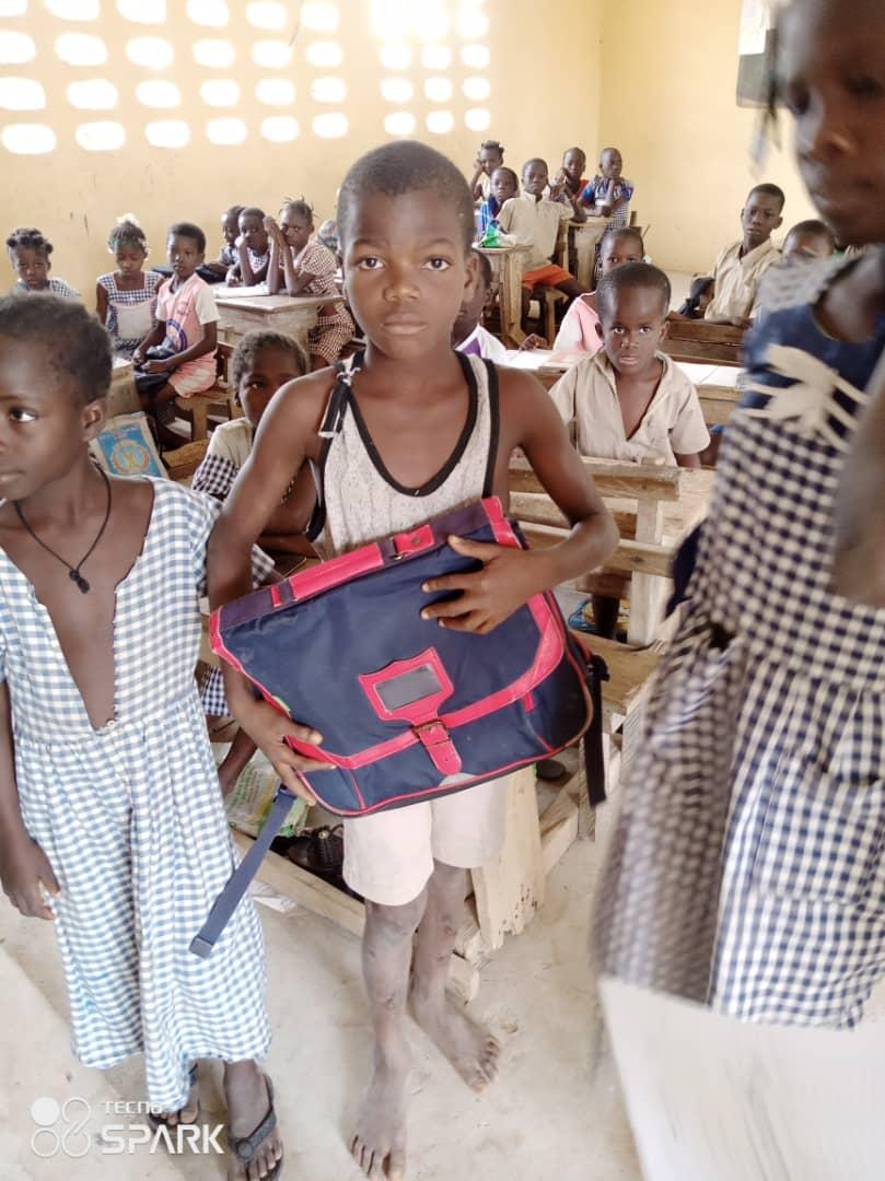 Village-de-Valoua-enfants-avec-cartable-7