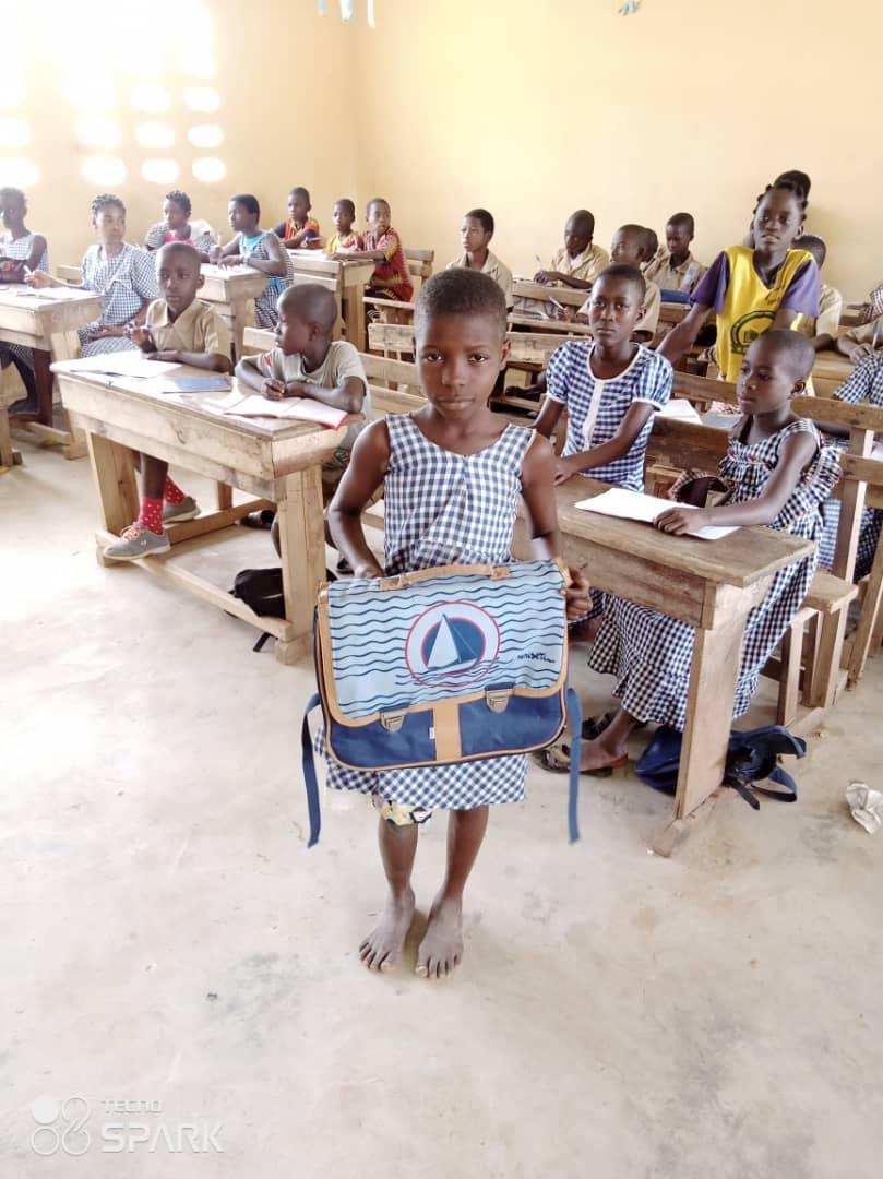 Village-de-Valoua-enfants-avec-cartable-10