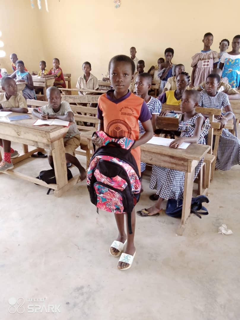 Village-de-Valoua-enfants-avec-cartable-13