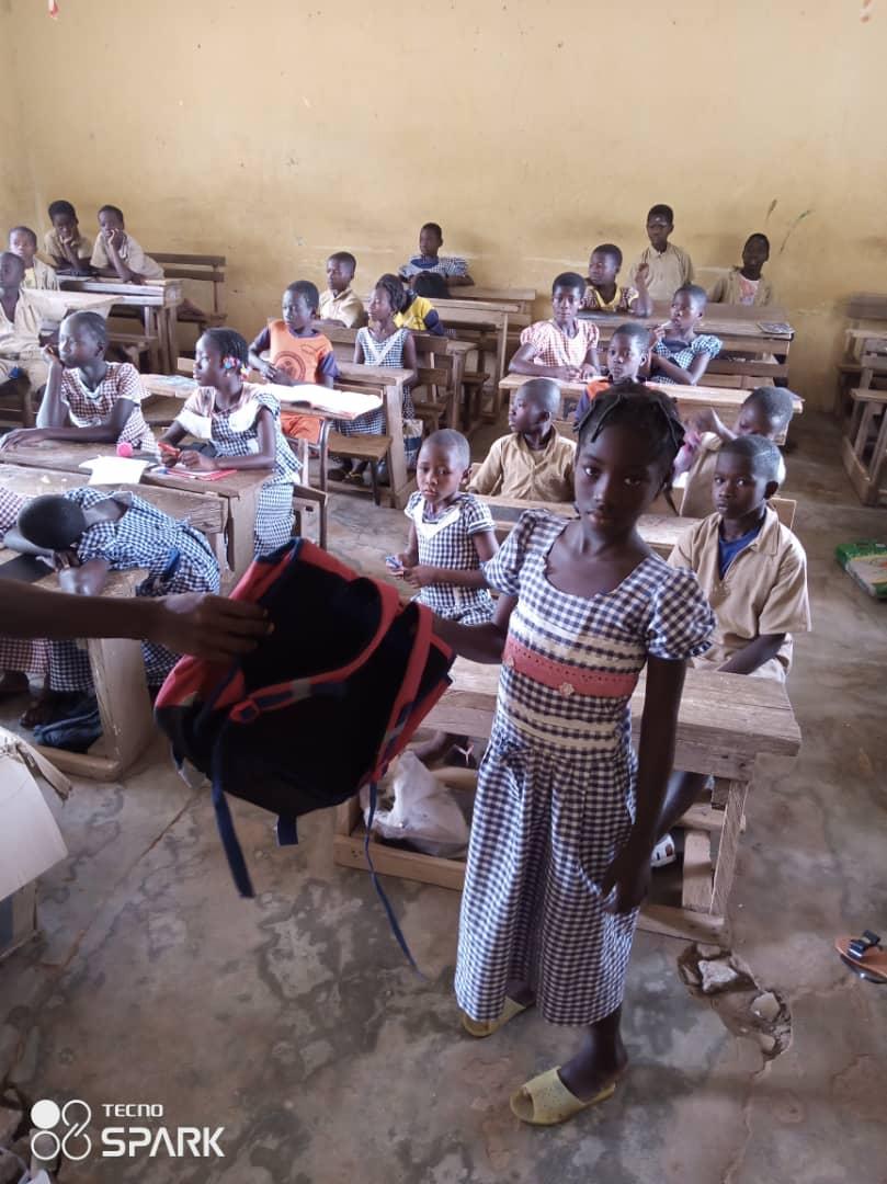 Village-de-Valoua-enfants-avec-cartable-14