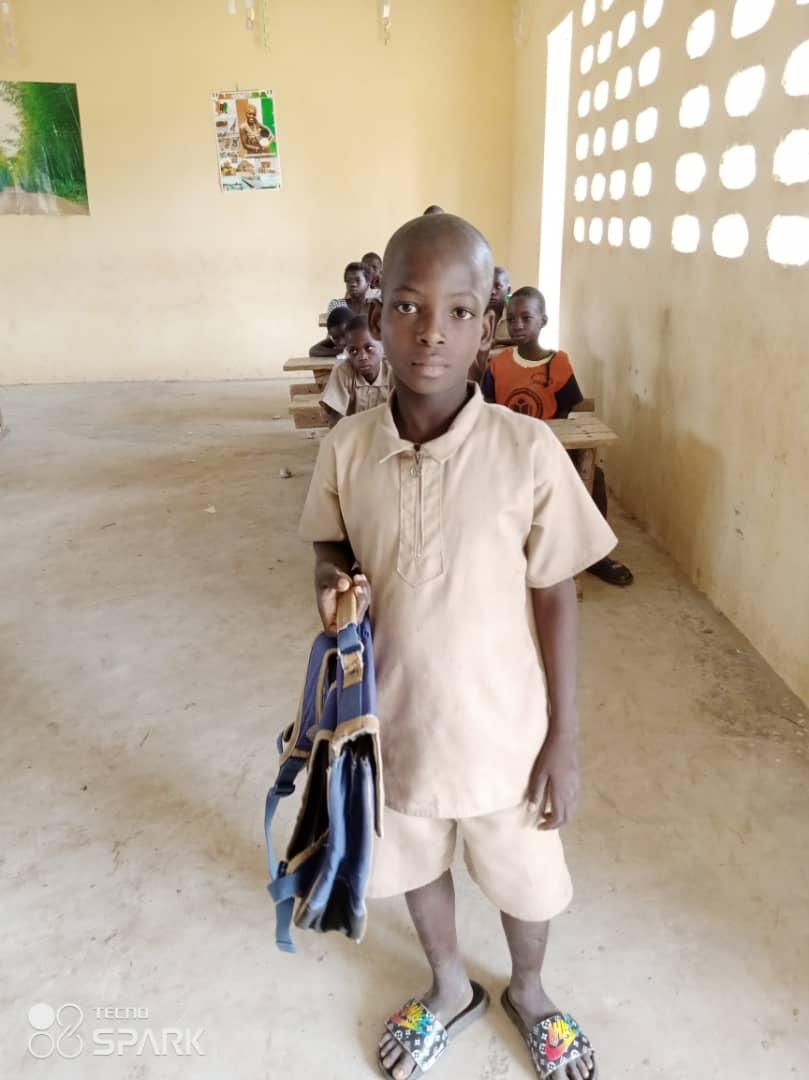 Village-de-Valoua-enfants-avec-cartable-15