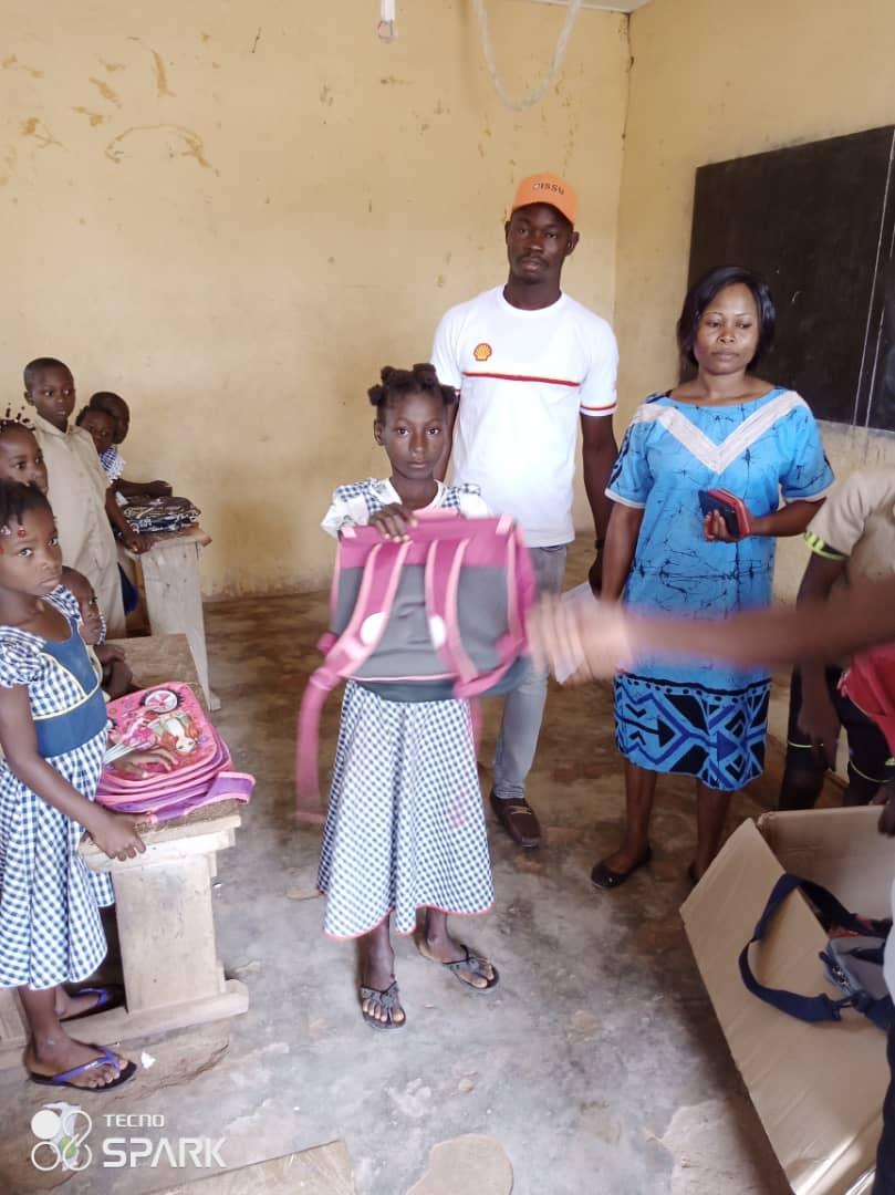 Village-de-Valoua-enfants-avec-cartable-17