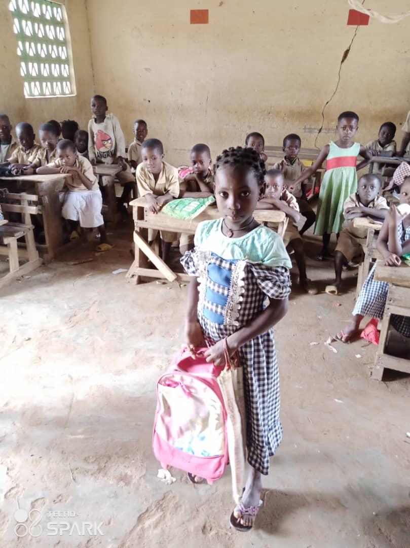 Village-de-Valoua-enfants-avec-cartable-18
