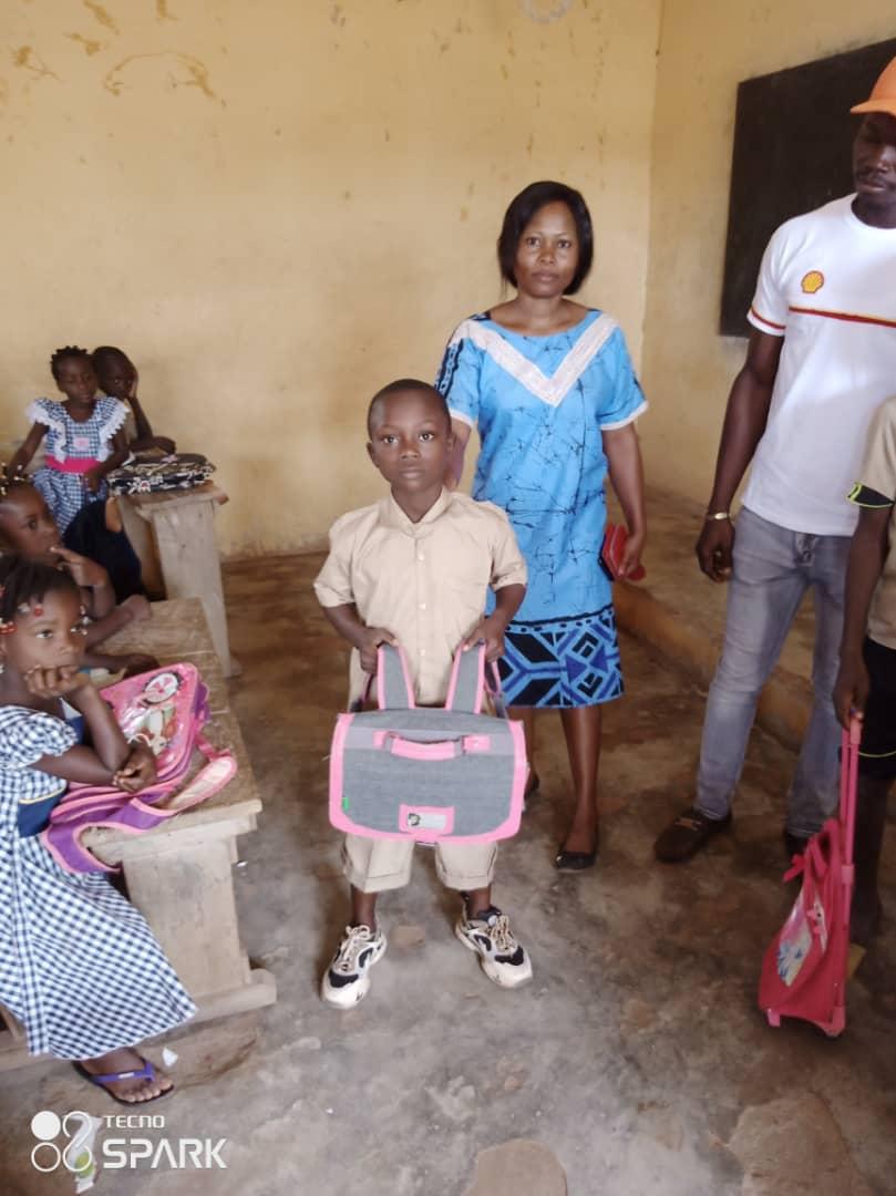Village-de-Valoua-enfants-avec-cartable-19