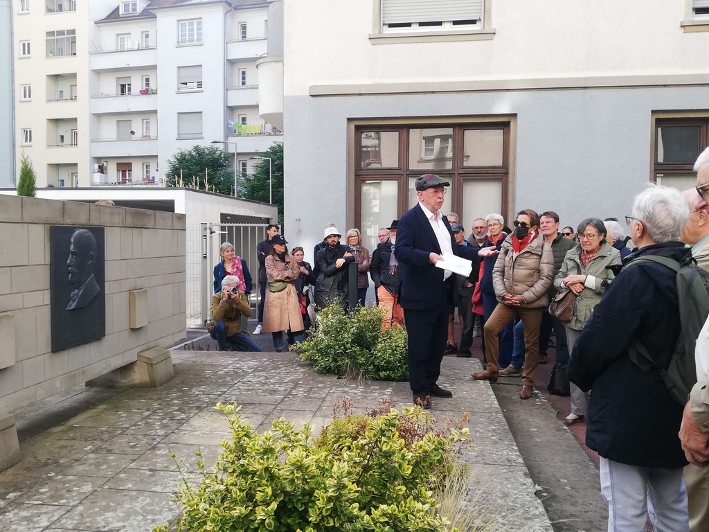 1 conferencier devant statue peirotes