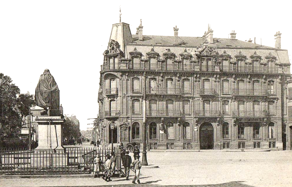 Sedan-08-place-turenne-banque-halleux-animation
