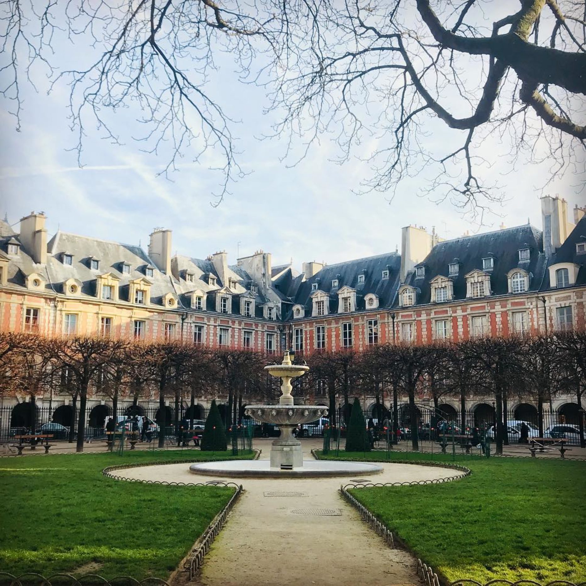Place-des-vosges-a-paris