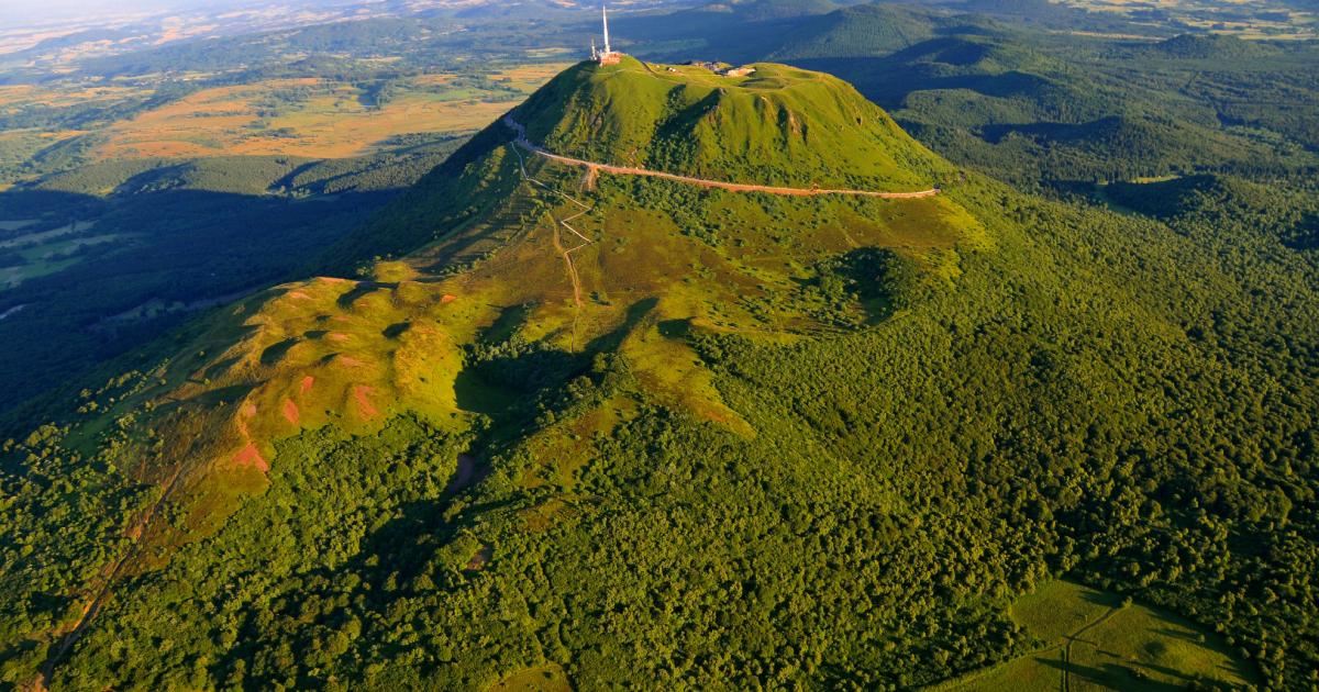 M 1200 630 crop 200827174927 puy de dome et parc des volcans d auvergne reservoircom adobestock