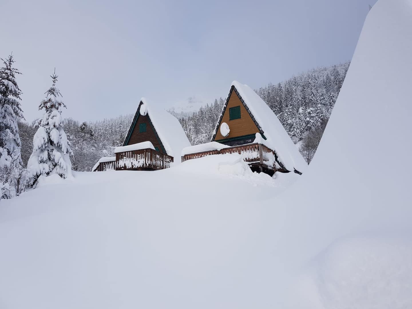 Chalet sous la neige