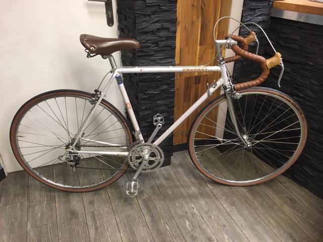 tres belle piece vintage 
course peugeot vitus taille 53
acier gris 28 pouces 12 vitesses
pneus neufs renforces selle confors ressort chrome guidoline neuve 
PRIX 370 euro