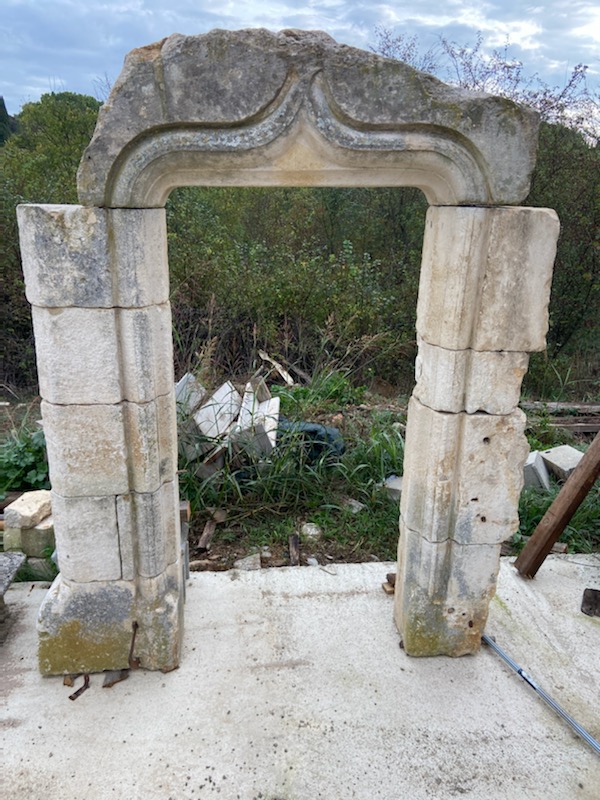 Ref 492 encadrement de porte ancien gothique