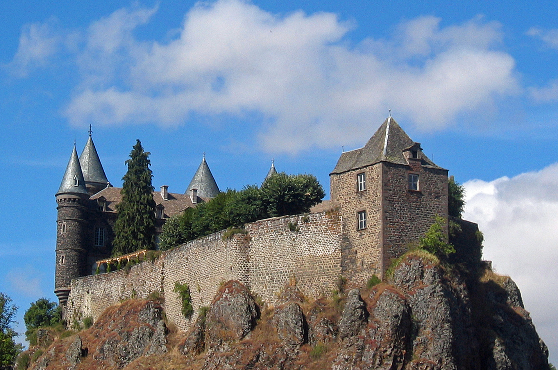Vue du Château du Sailhant dans le Cantal
