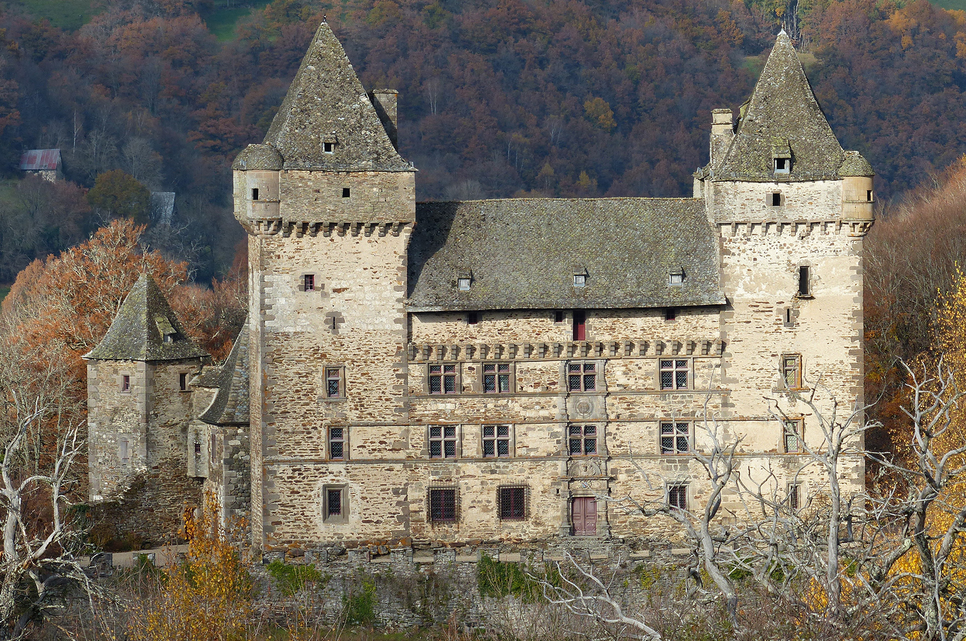 Château de Messilhac, Cantal, limite Aveyron 