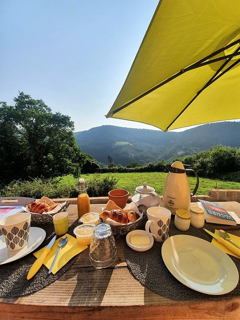 Petit dej en terrasse orzalsla villa des raspes