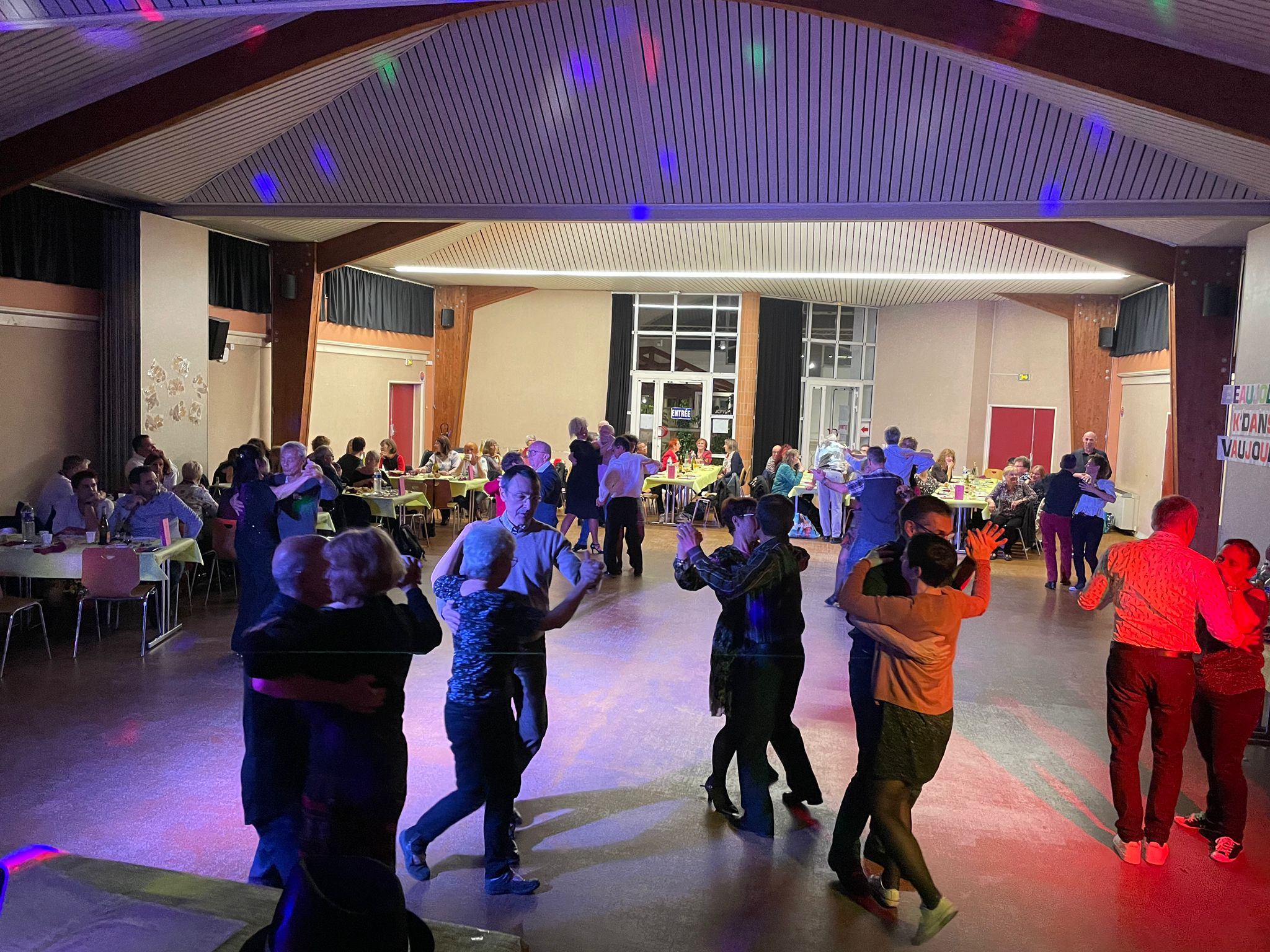 2022-11-19 Soiree-Beaujolais-danse