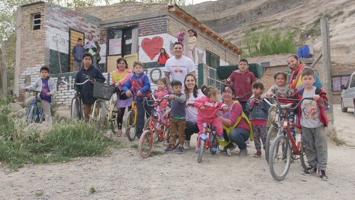 Robando Sonrisas entrega su bicicleta 425 al comedor "Pancito solidario