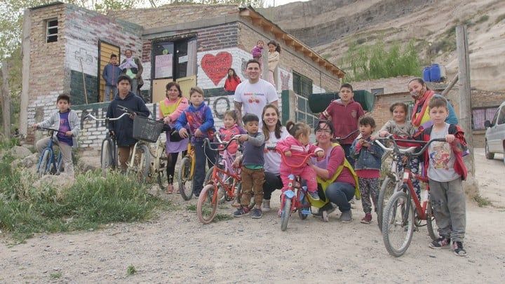 Robando Sonrisas delivers his 425th bicycle to the "Pancito solidario" solidarity canteen