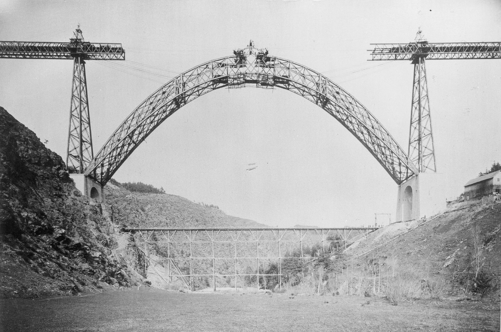 Le viaduc de Garabit lors de sa construction