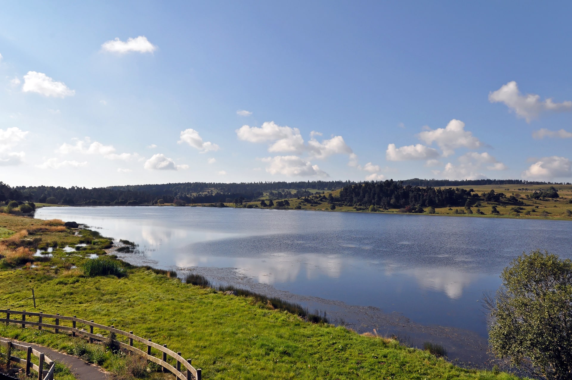 Vue du Lac du Pêcher près de Murat et Chalinargues