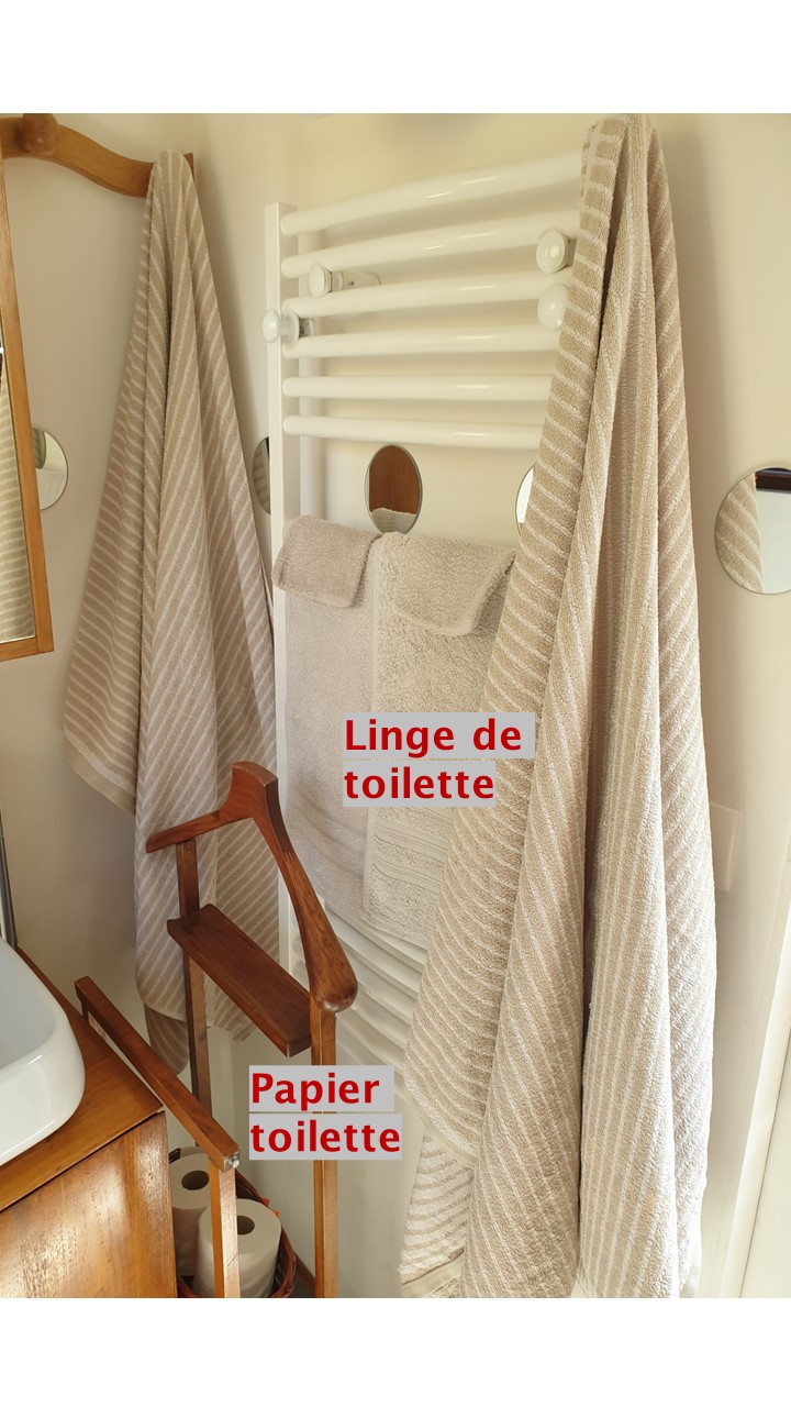 le papier toilette ainsi que le linge de toilette sont fournis