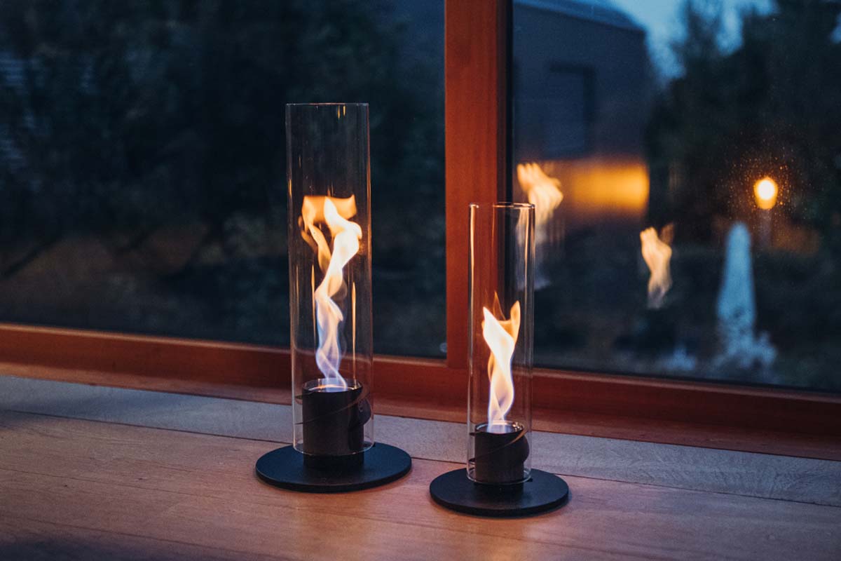 Cheminées de table Spin 90 et 120 d'Höfats : SPIN – un tourbillon de flammes vives dans un cylindre en verre décoratif qui crée comme par magie une atmosphère de feu de camp dans votre salon, sur votre balcon ou votre terrasse. Un accroche-regard qui brûle proprement grâce au bioéthanol biologique höfats et qui diffuse une chaleur durable de tous les côtés. Grâce à son vaste assortiment d'accessoires, SPIN se réinvente sans cesse et vous permet de profiter du jeu de flammes chaleureux à l'intérieur comme à l'extérieur.