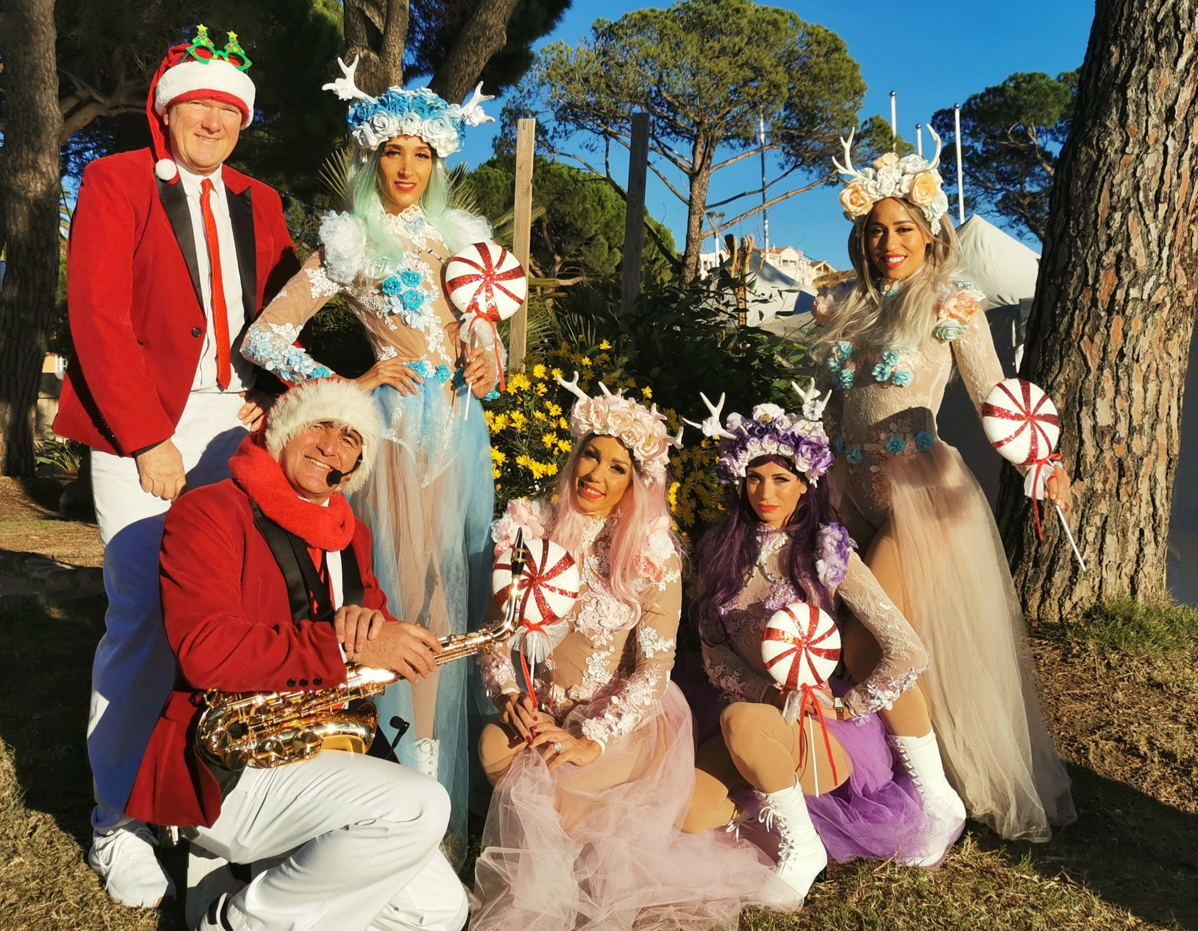 parade de noel, feeries de noël, danseuses de noël, Musiciens en déambulation musicale, animation musicale de noël, fanfare de noël, Marché de Noël