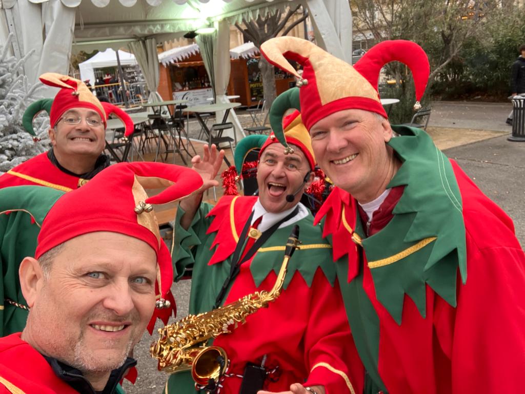 musiciens de rues, chanteur de rue, chanteuse de noël, animation musicale de noël, animation musicale de rue, parade de noel
