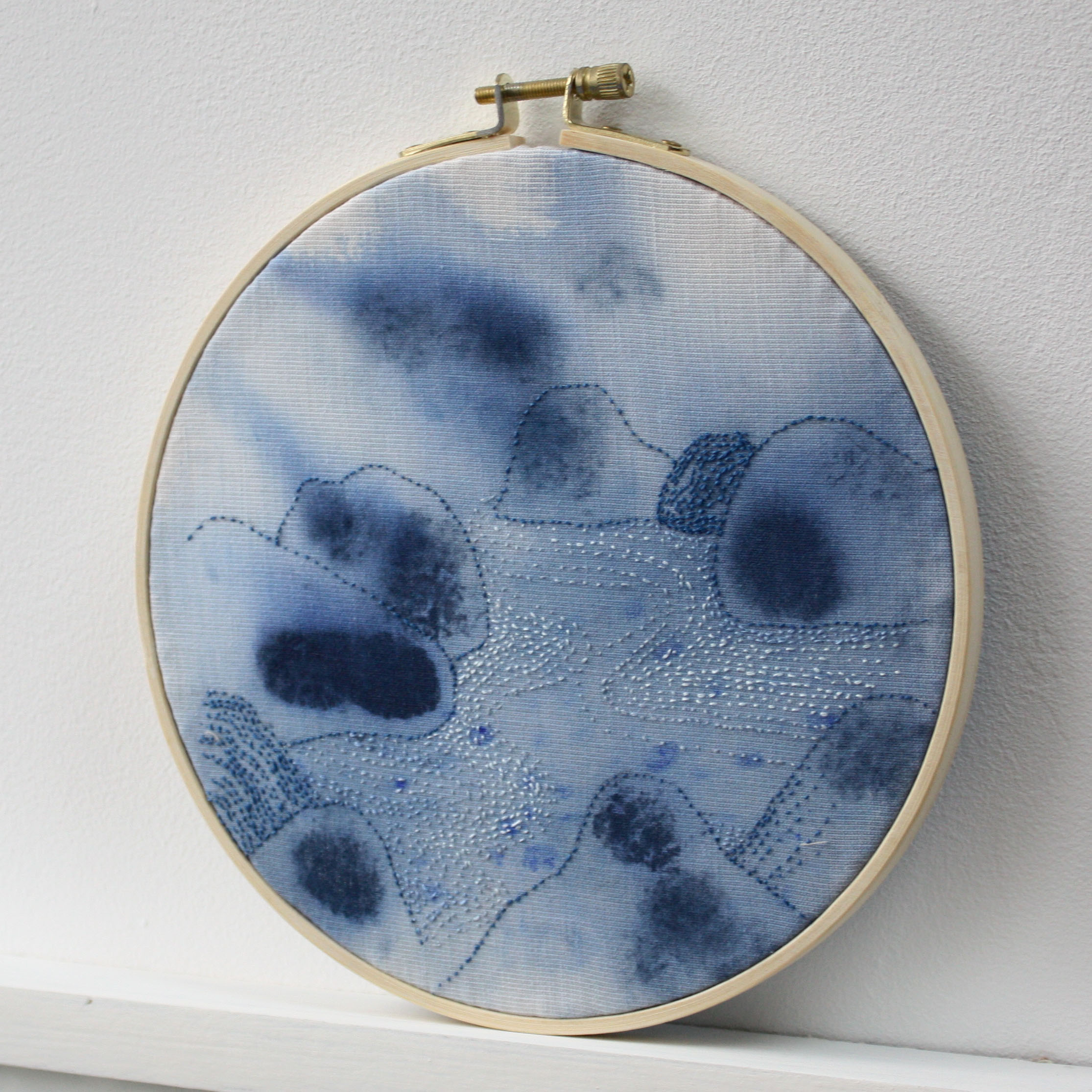 Broderie colline et lac