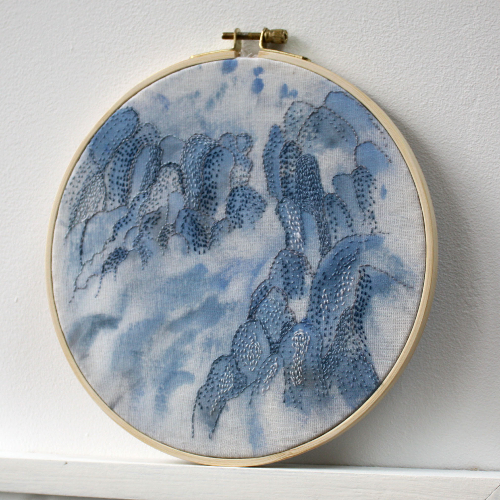 Broderie montagnes et fleuve