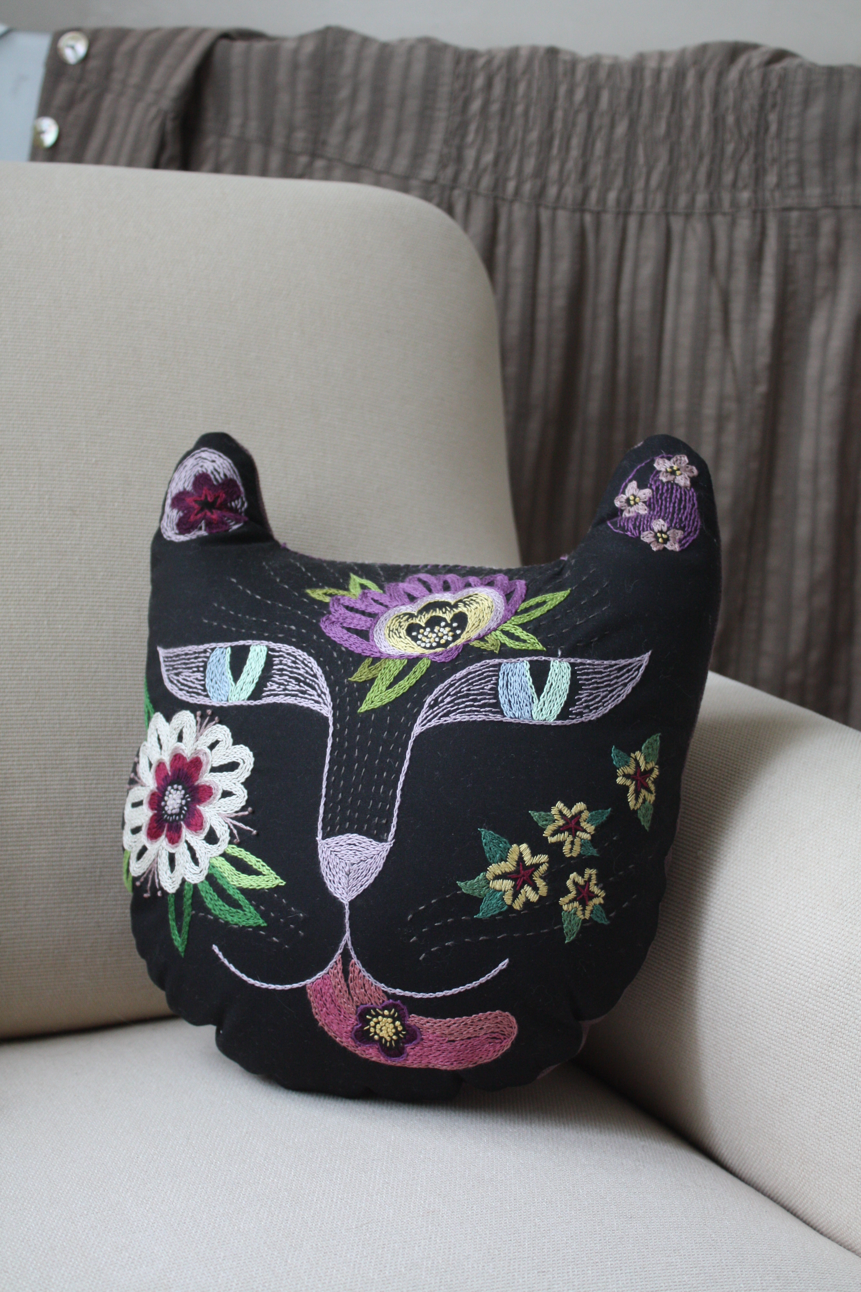 Coussin chat fleurs