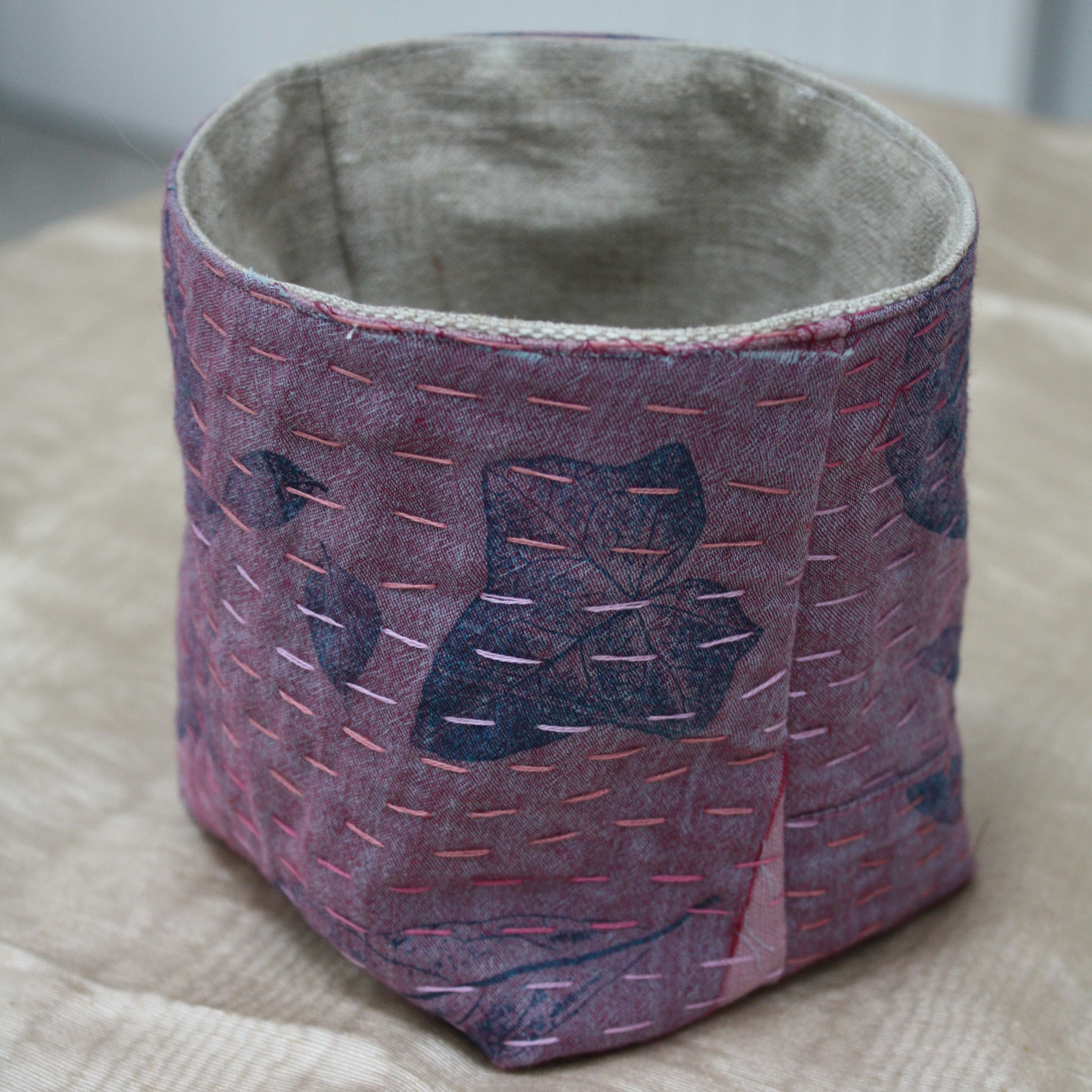 Panier tissu mauve broderie