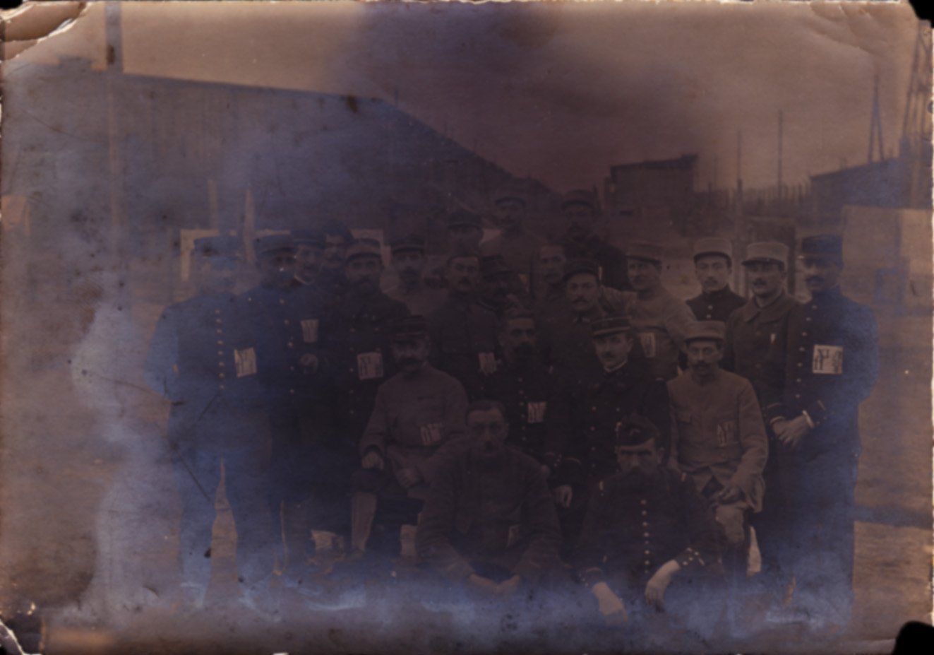 Photo de soldats très sombre avec de nombreuses taches.