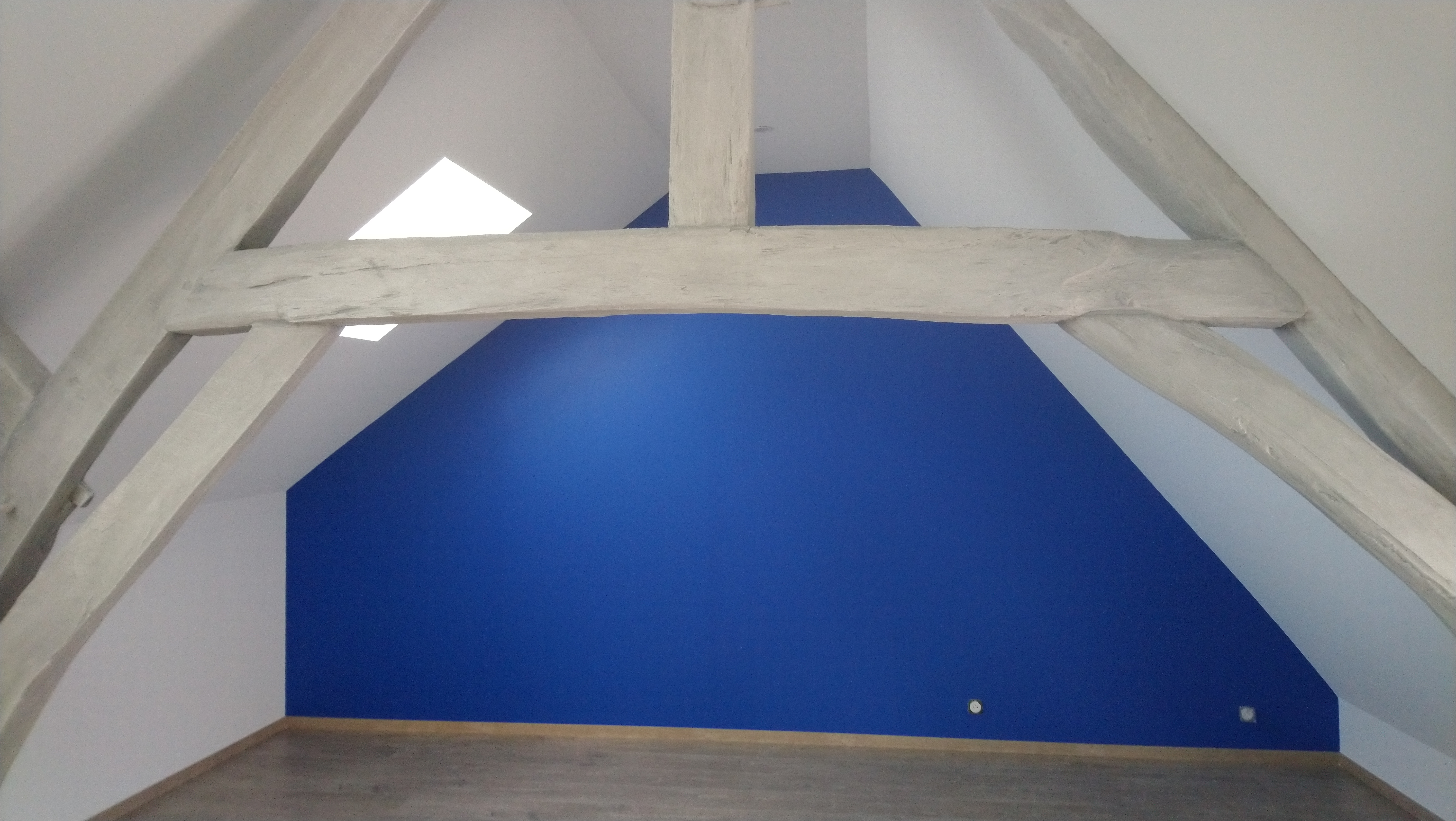 Peinture mur poutres serrusee gris