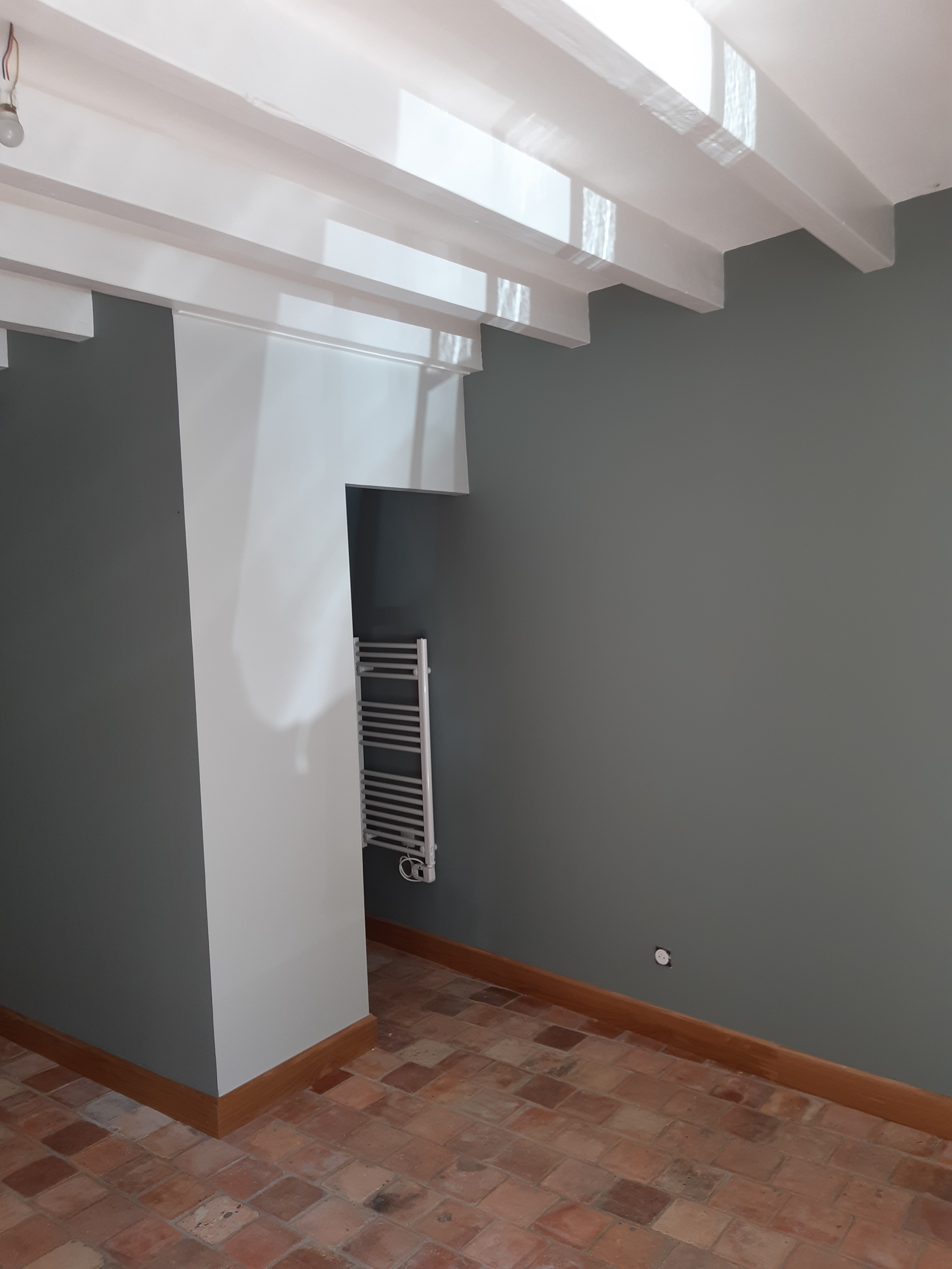 Peinture sol et murs dans une chambre