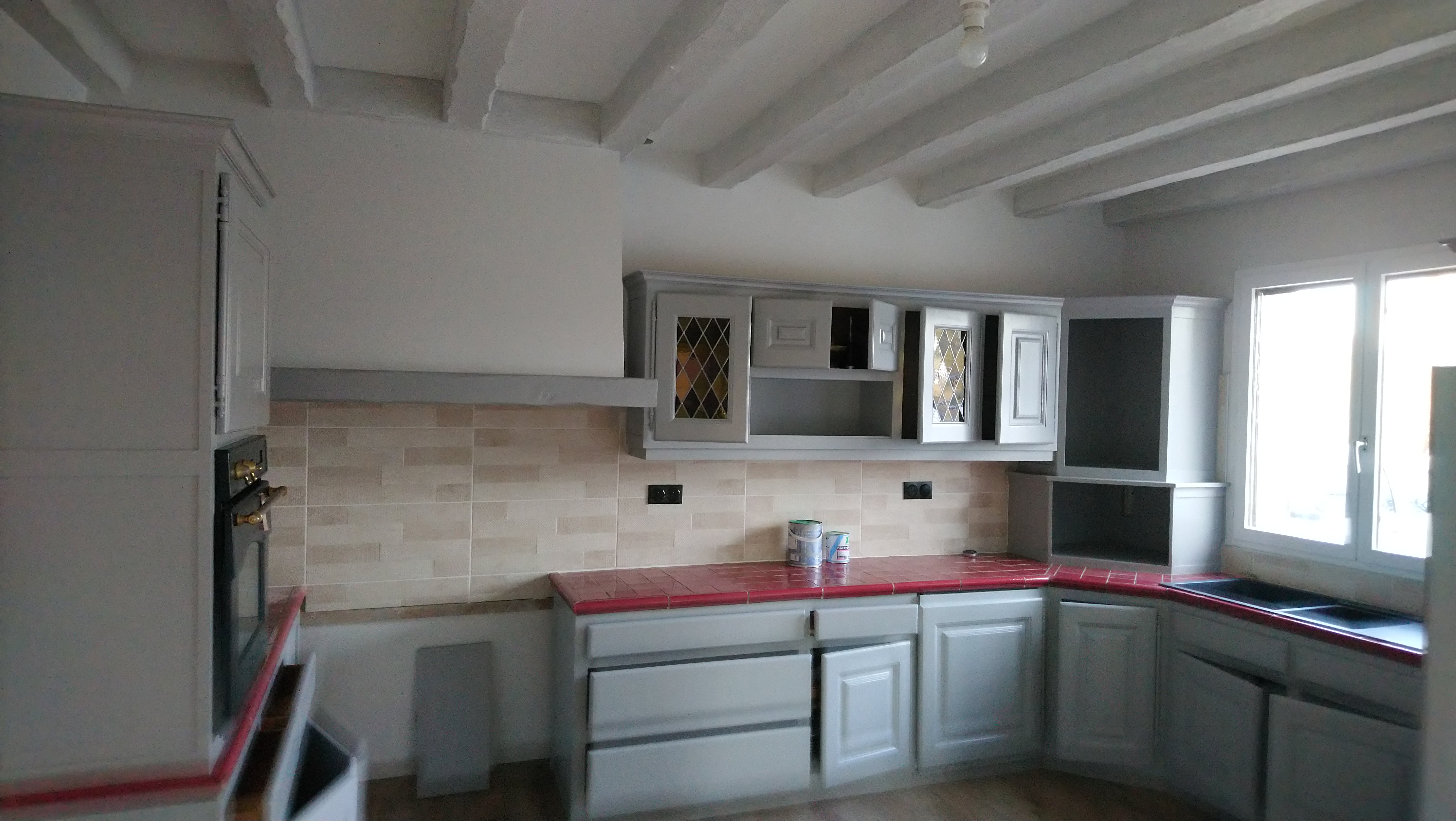 Poncage-et-peinture-poutre-et-meuble-cuisine-apres