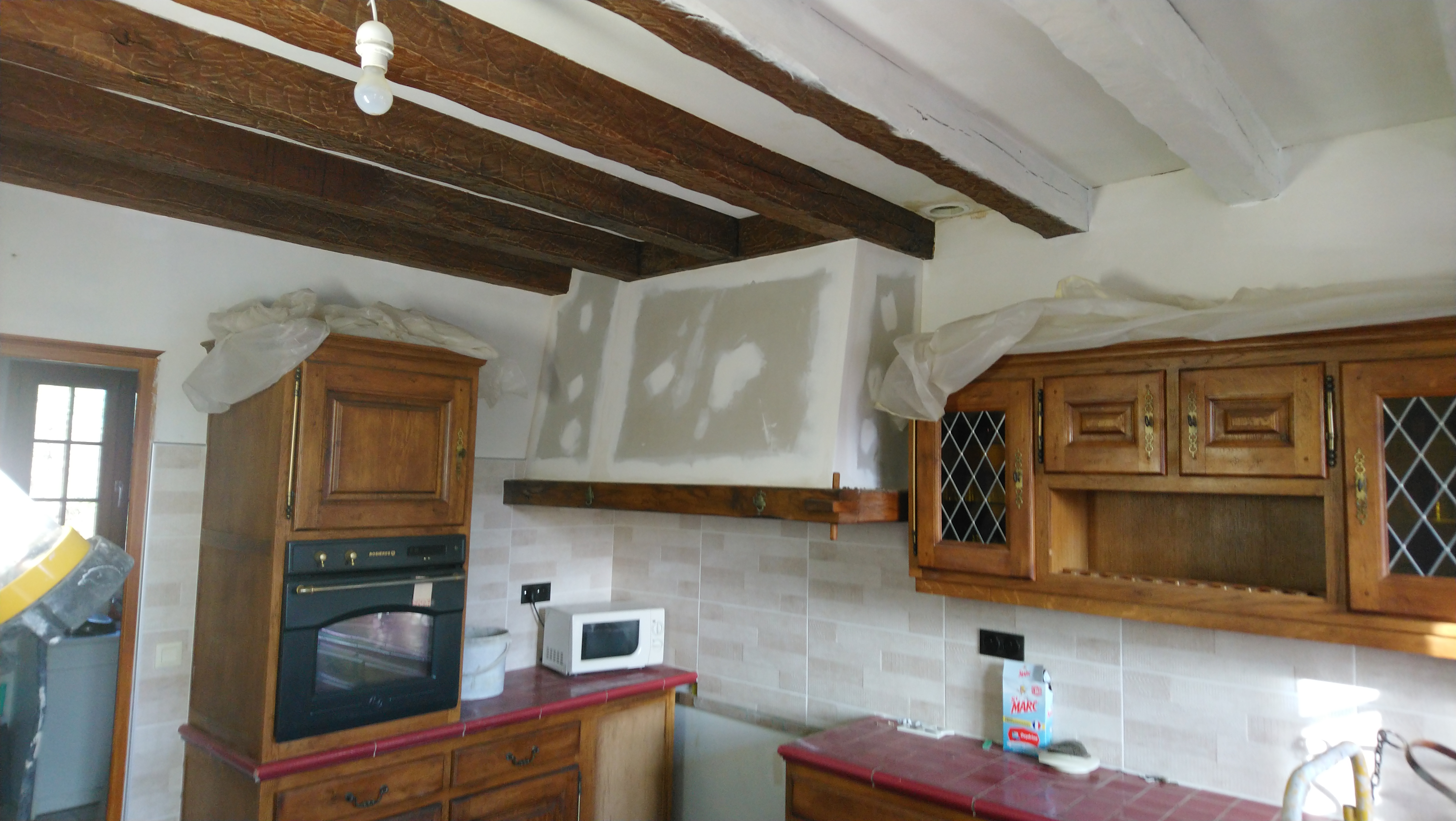 Poncage-et-peinture-poutres-et-meuble-cuisine-avant