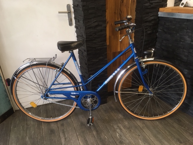 velo vintage mixte azzura acier bleu roue 650 1 vitesse tout restaure pneu chambre fond de jante lumiere etc... tres beau taille de 1M60 a 1M75 prix 250euro rare dans cet etat