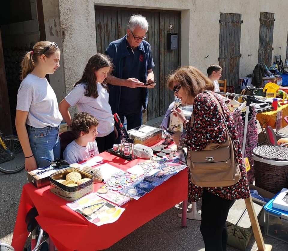Participation de la Team à un vide grenier. Les 4 enfants ont confectionné des objets ainsi que des cookies, dans le but de reverser le produit de leur vente à l'associaiton Atoupic. Un grand bravo à eux!!