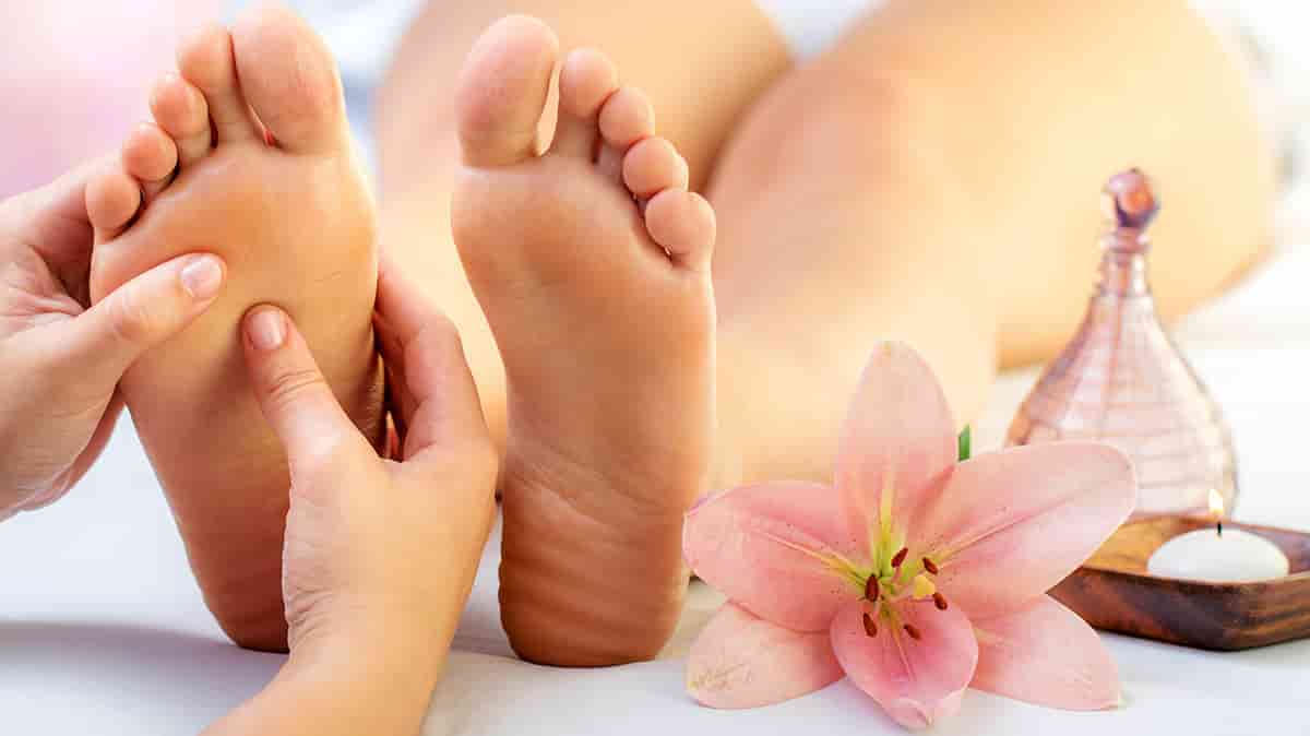 Sante-un-massage-des-pieds-peut-soulager-les-douleurs-du-corps-min